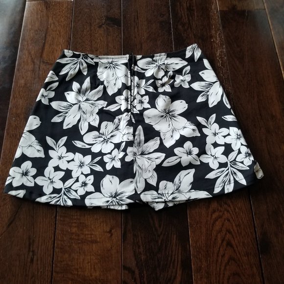 SmartSet Skort Black with White Flowers - Picture 3 of 8